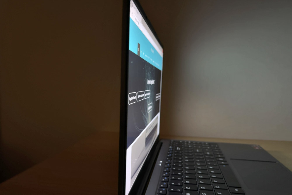 ACEMAGIC LX15Pro ディスプレイの視野角のチェック　横から