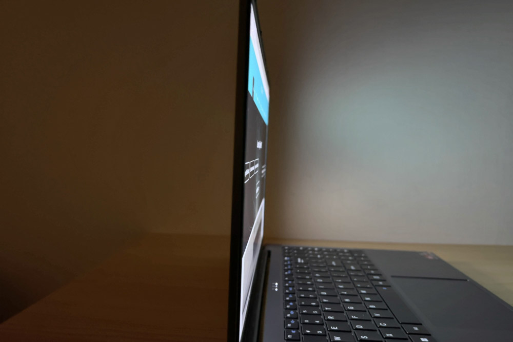 20251ACEMAGIC LX15Pro ディスプレイの視野角のチェック　真横から