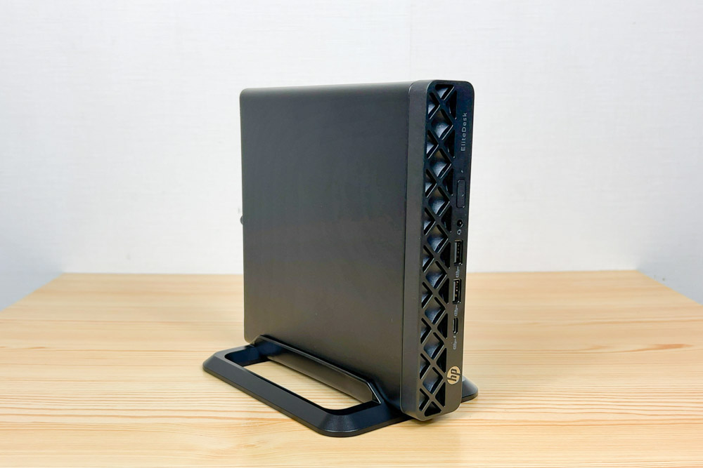 HP EliteDesk 8 Mini G1a Desktop PC スタンドにおいて縦置きの状態