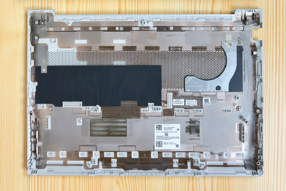 HP EliteBook 6 G1i 14 底面カバー内側