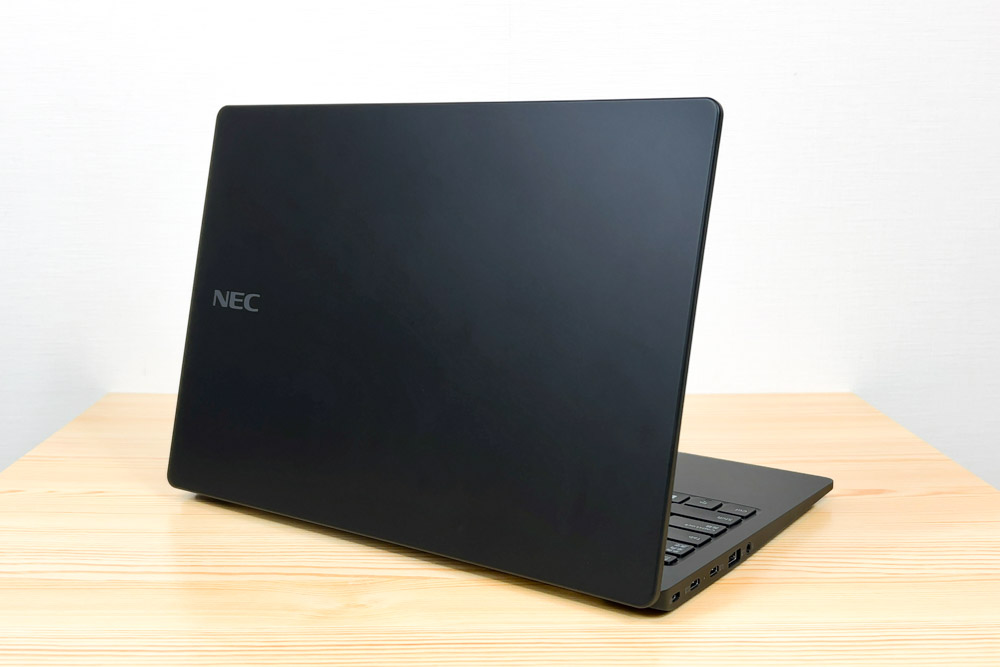 LAVIE Direct N14 Slim 2025年秋モデル 背面