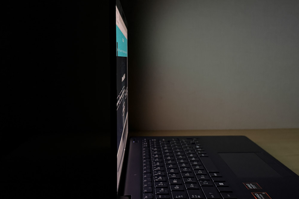 dynabook XAZY ディスプレイ　視野角チェック　真横から