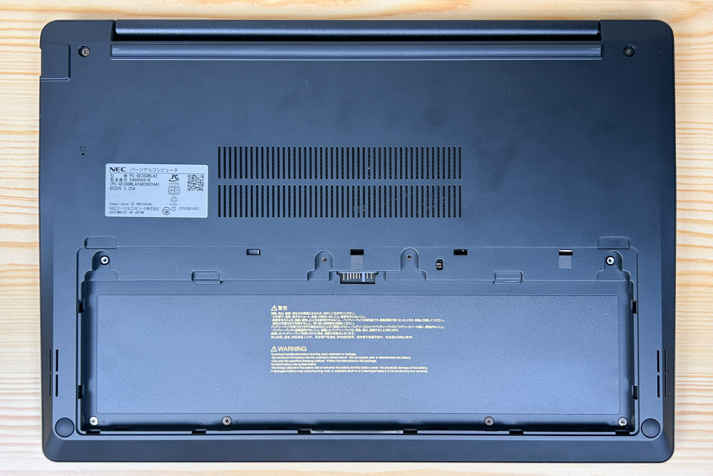 LAVIE Direct N14 Slim 2025年秋モデル 底面 バッテリーを外した状態