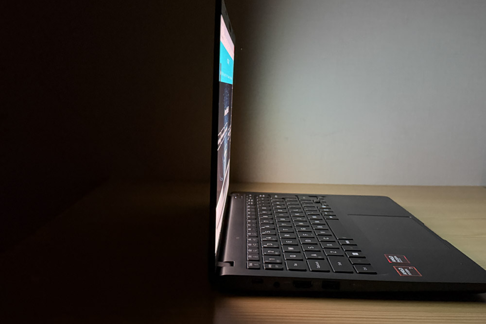Dynabook RAZY　ディスプレイ視野角チェック　真横から