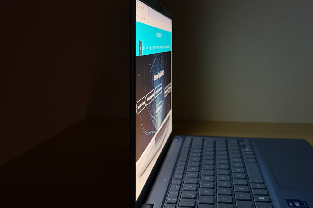 Dynabook GR/ZZ　ディスプレイ視野角チェック　横から