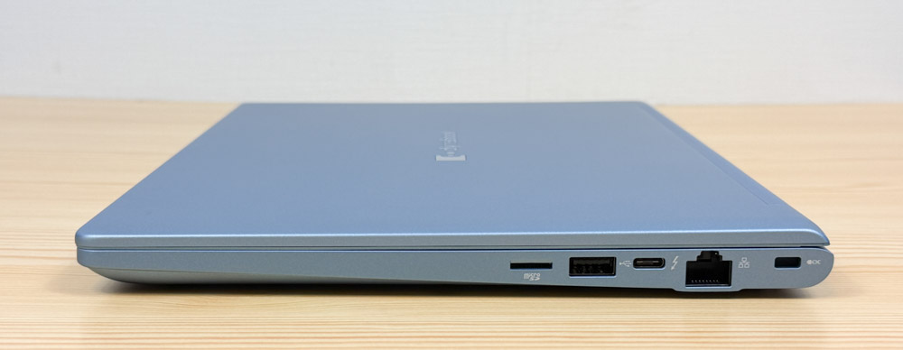 dynabook GRZZ 右側面インターフェイス