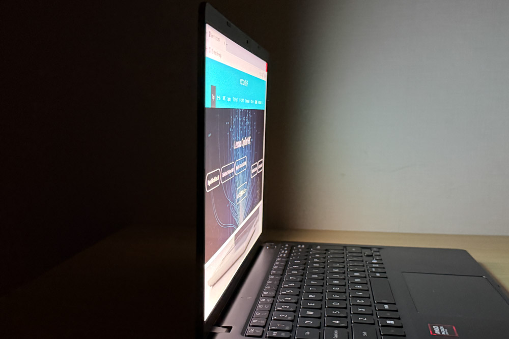 Dynabook RAZY　ディスプレイ視野角チェック　横から
