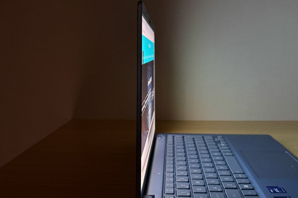 Dynabook GR/ZZ　ディスプレイ視野角チェック　真横から