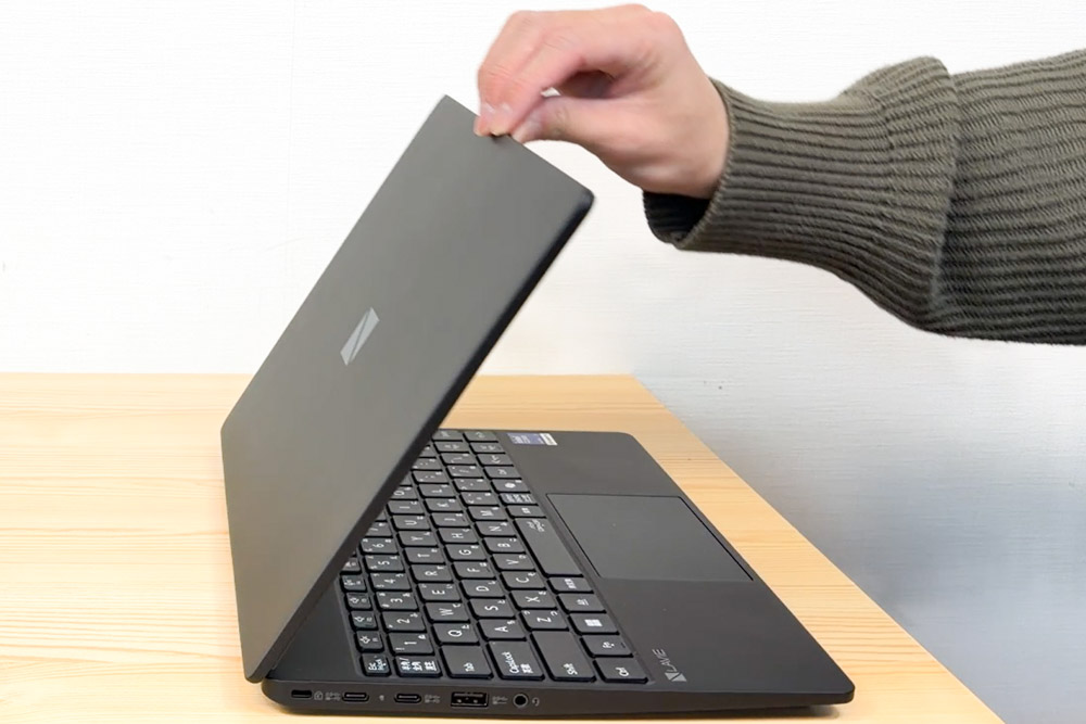 LAVIE Direct NEXTREME 2025秋冬モデル 指一本でディスプレイを開くことができる