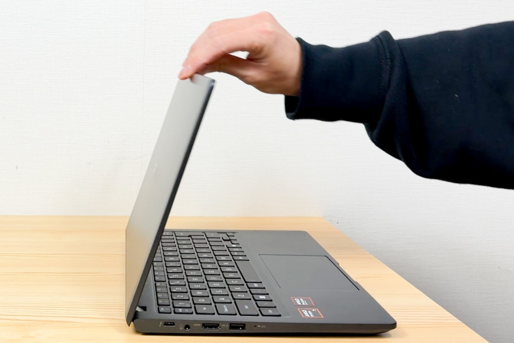 Dynabook RA/ZY 片手で開けるディスプレイ