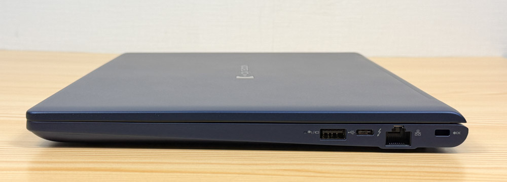 dynabook XAZY 右側面インターフェイス