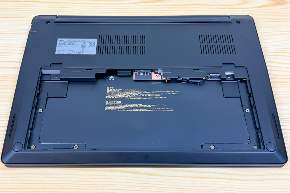 LAVIE Direct NEXTREME 2025秋冬モデル バッテリーを外した状態