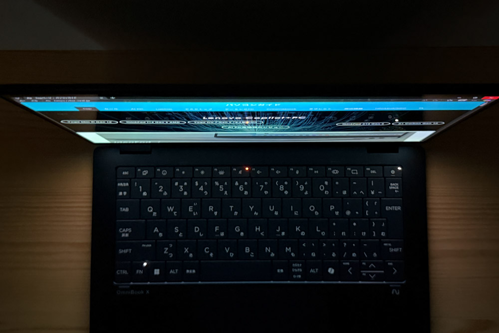 HP OmniBook X Flip 14-fm　ディスプレイ視野角チェック　上から