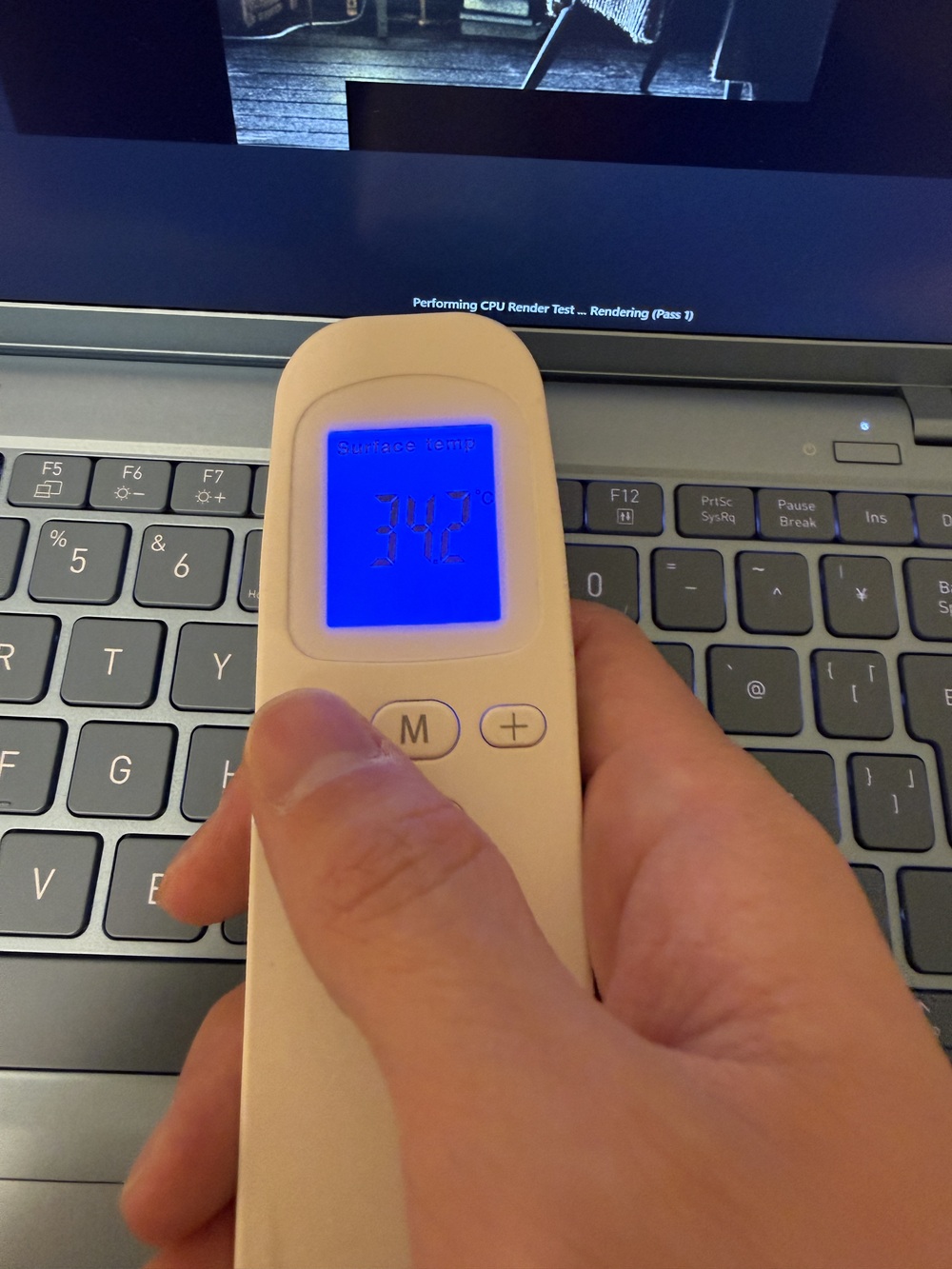 dynabook GRZZ ベンチマーク実行時のPC表面温度