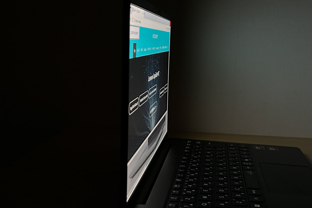 LAVIE Direct N14 Slim 2025年秋モデル　ディスプレイ色域チェック　横から