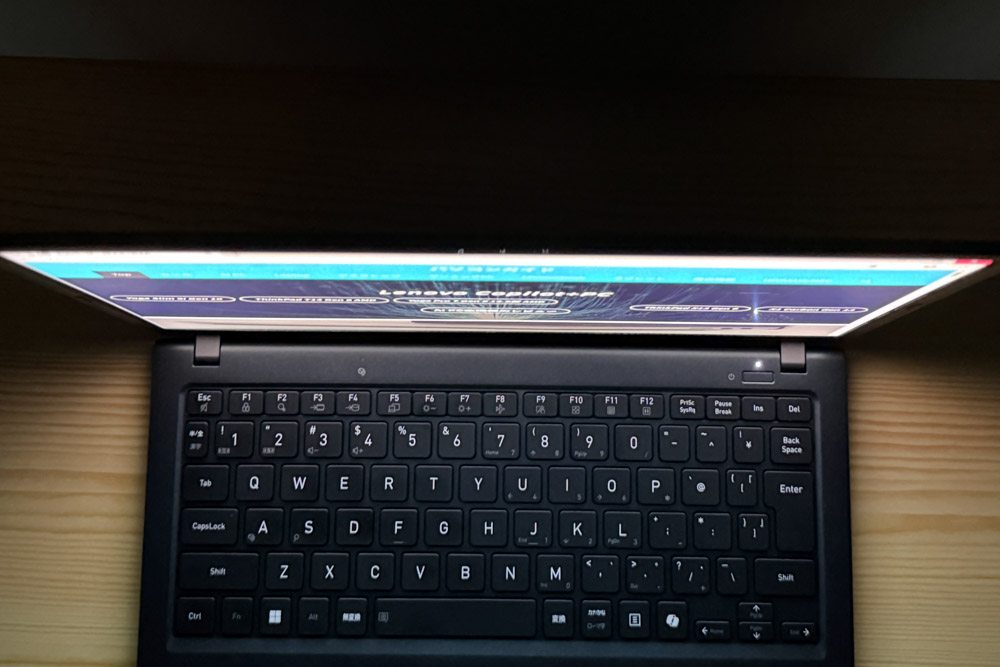 Dynabook RAZY　ディスプレイ視野角チェック　上から