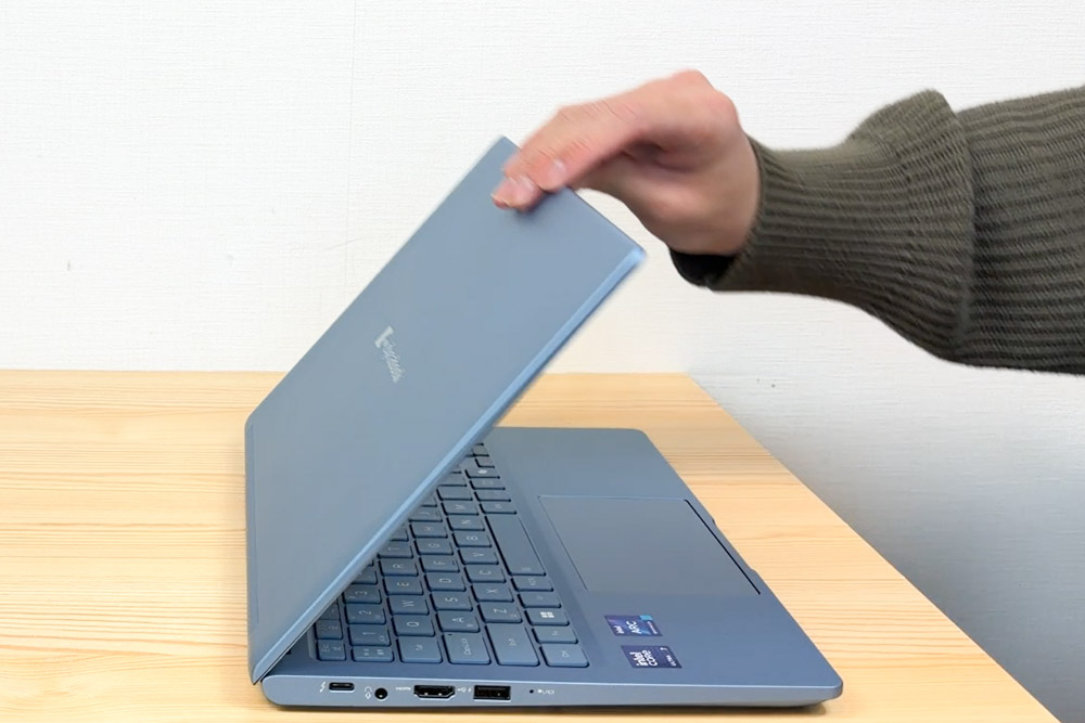 Dynabook GRZZ 指一本でディスプレイを開けることができる