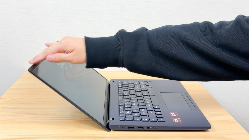 dynabook XAZY 片手で開くことができるディスプレイ