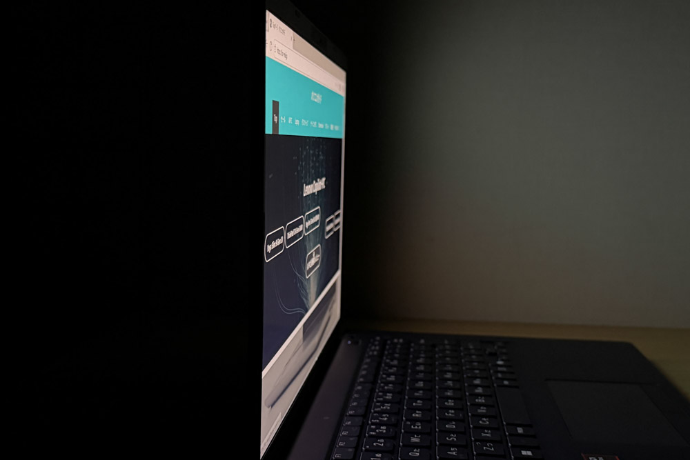 dynabook XAZY ディスプレイ　視野角チェック　横から