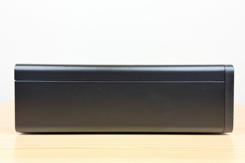 HP ProDesk 4 SFF G1i Desktop AI PC 　横置き時の側面