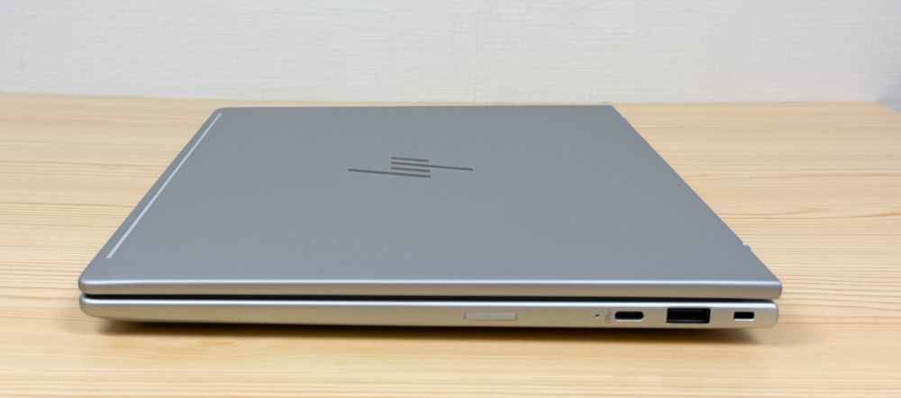 HP EliteBook 8 G1a 13 右側面