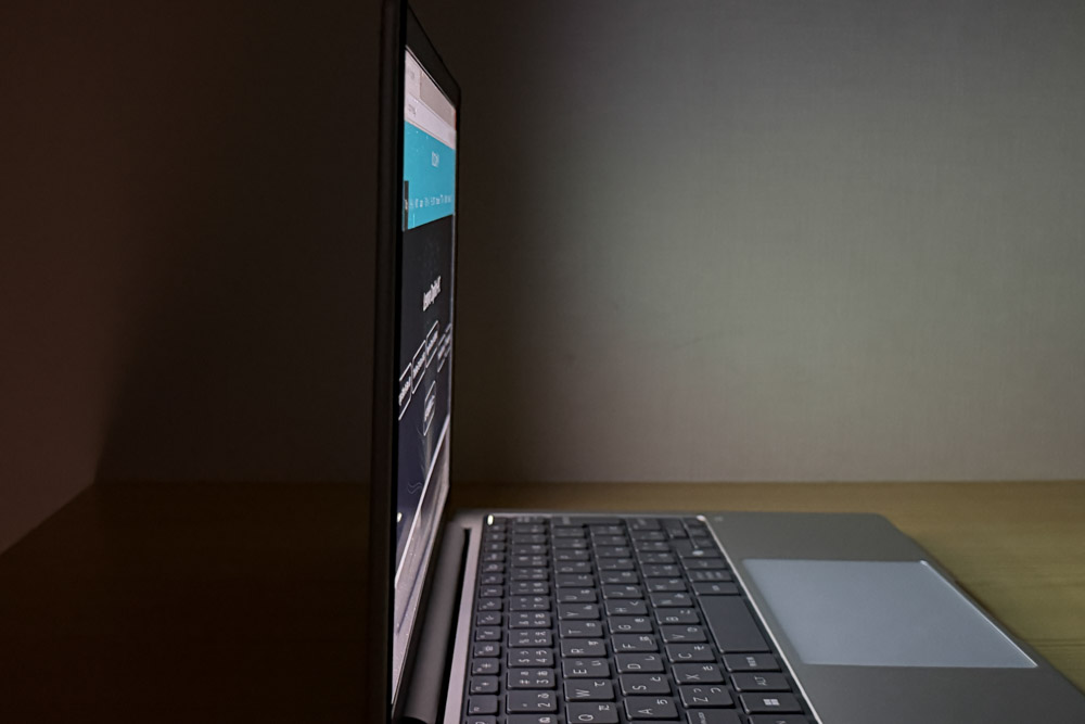 HP EliteBook 8 G1a 13 ディスプレイ視野角チェック　真横から