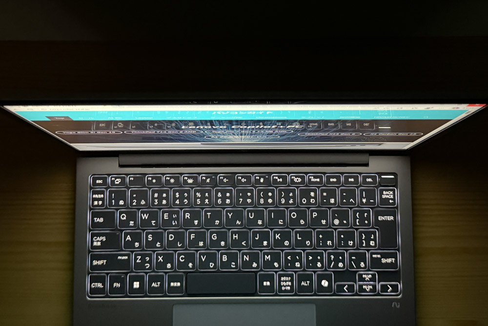 HP EliteBook 8 G1a 13 ディスプレイ視野角チェック　上から