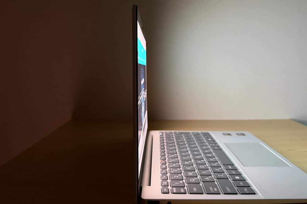 HP OmniBook 7 Aero 13-bg ディスプレイ視野角のチェック　真横から