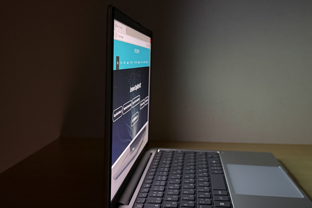 HP EliteBook 8 G1a 13 ディスプレイ視野角チェック　横から