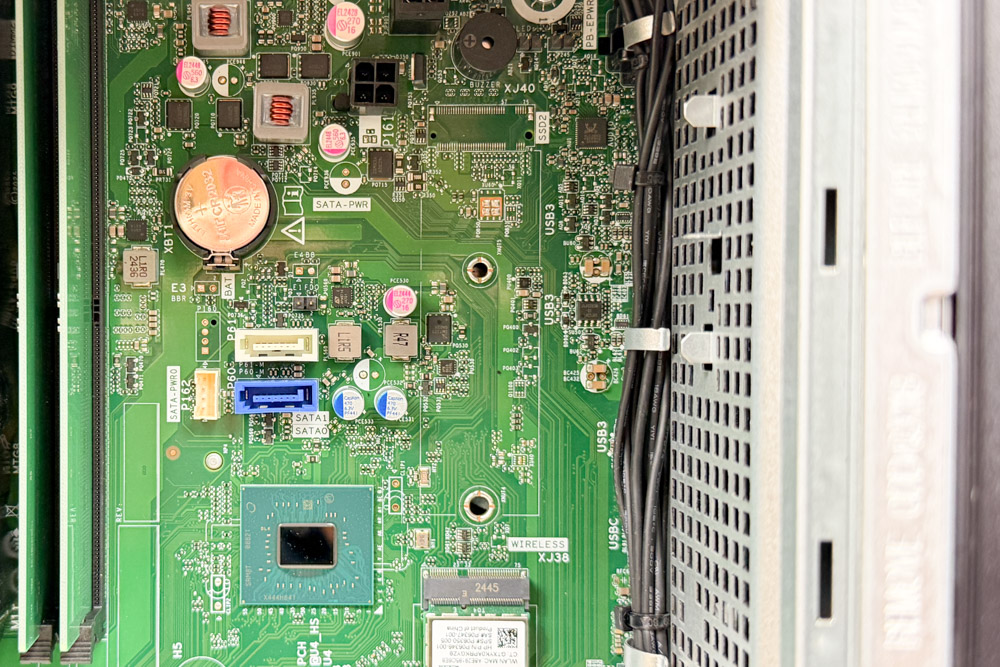 HP OmniDesk (インテル) 筐体内部 M.2スロットが取り外された跡