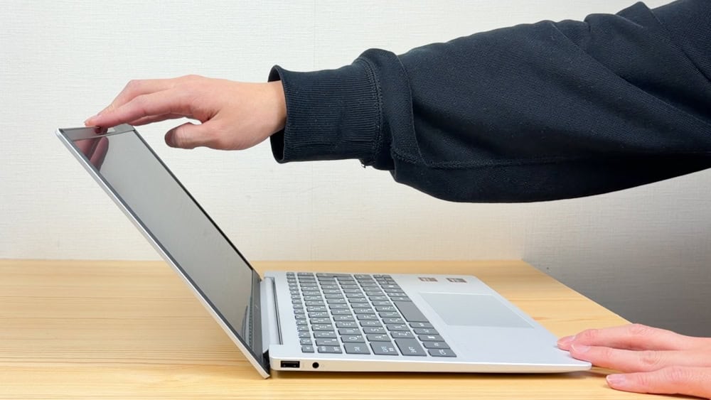 HP OmniBook 7 Aero 13-bg 片手じゃディスプレイを開けることはできなかった