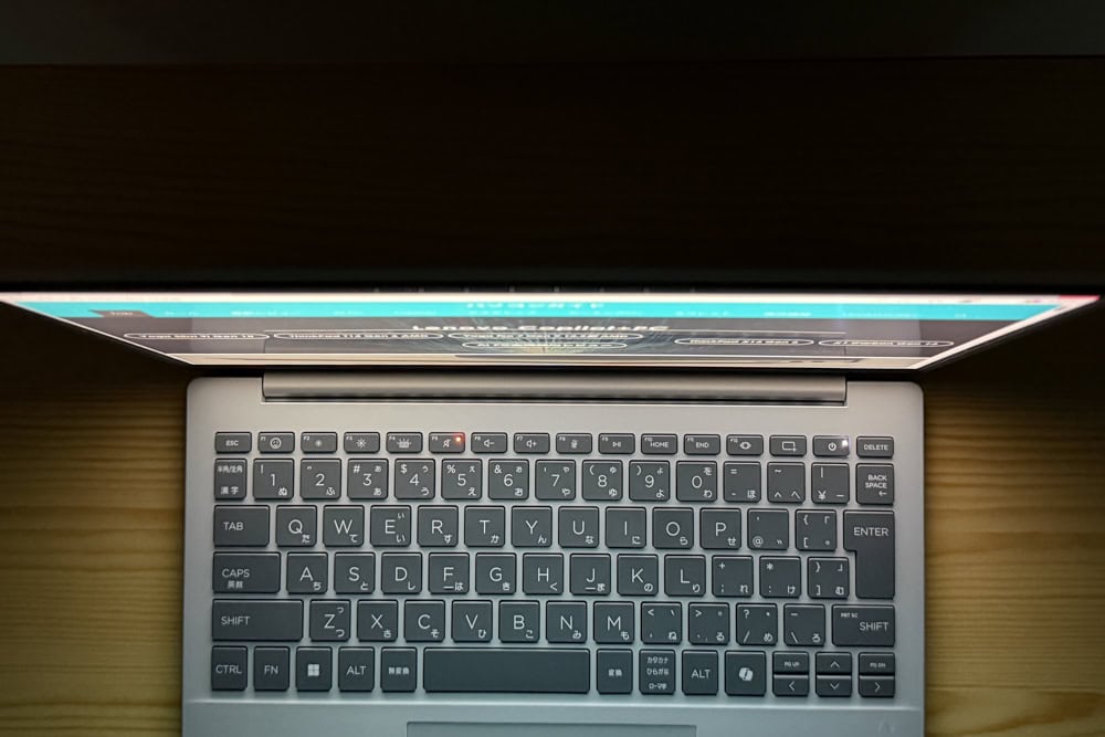 HP OmniBook 7 Aero 13-bg ディスプレイ視野角のチェック　上から