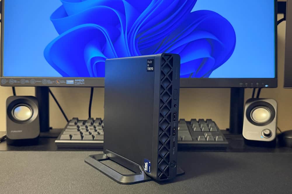 HP ProDesk 4 Mini G1i Desktop AI PC デスク上に設置