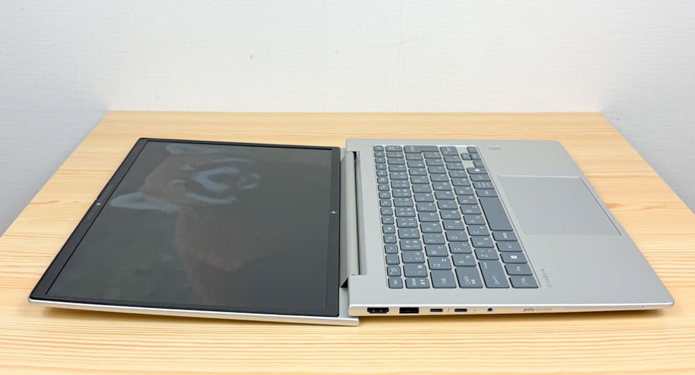 HP EliteBook 6 G1a 14 ディスプレイを180度開いた状態