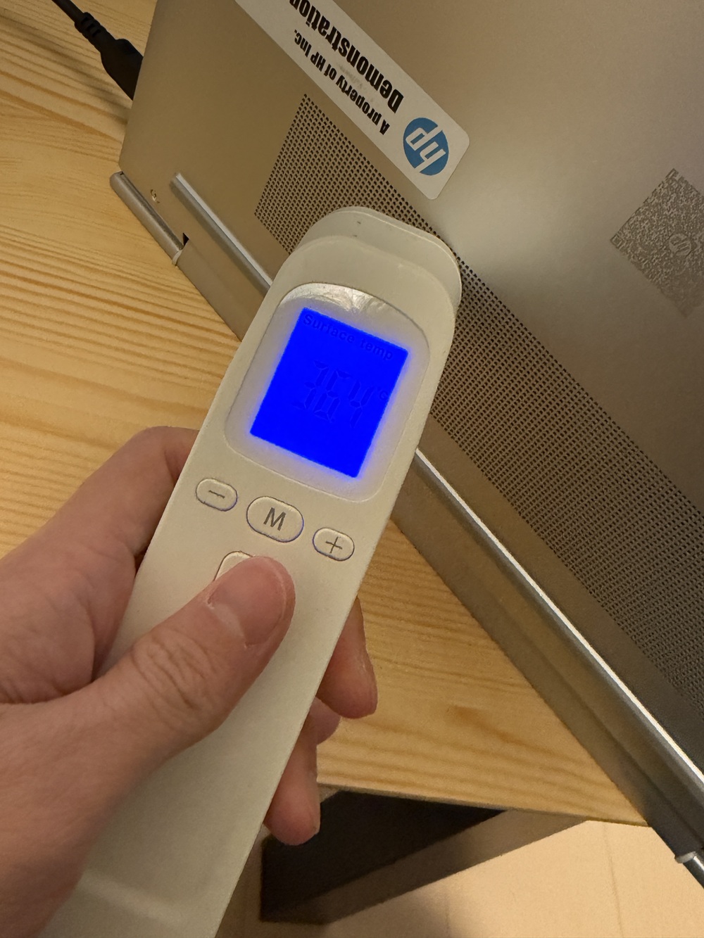 HP EliteBook 8 G1a 13 ベンチマーク実行時のPC底面温度