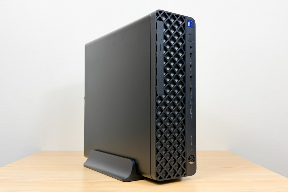HP EliteDesk 8 SFF G1i Desktop AI PC タワースタンドに載せた状態