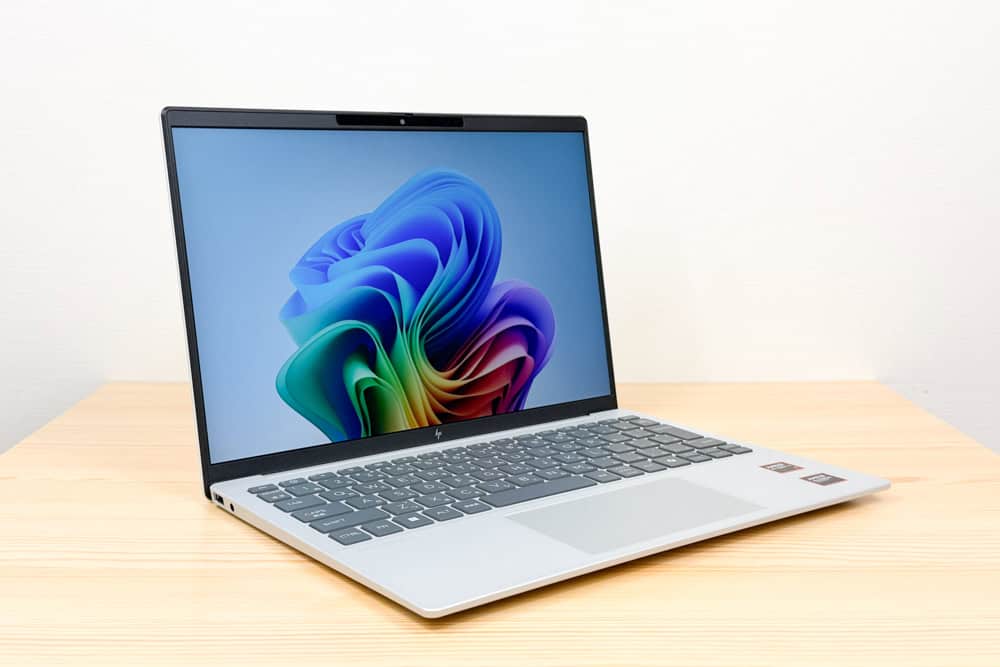 HP OmniBook 7 Aero 13-bg 左斜め前から撮影