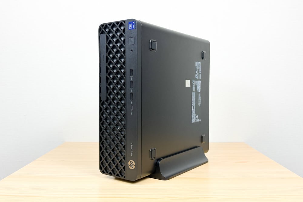 HP ProDesk 4 SFF G1i Desktop AI PC スタンドに載せて撮影