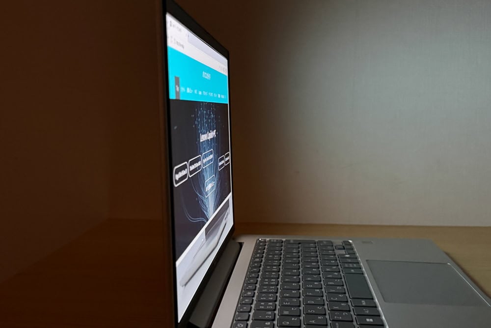 HP EliteBook 6 G1a 14　ディスプレイ　視野角のチェック　横から