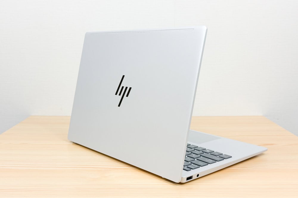 HP OmniBook 7 Aero 13-bg メタル素材の背面