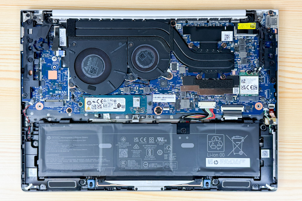 HP EliteBook 8 G1a 13 筐体内部