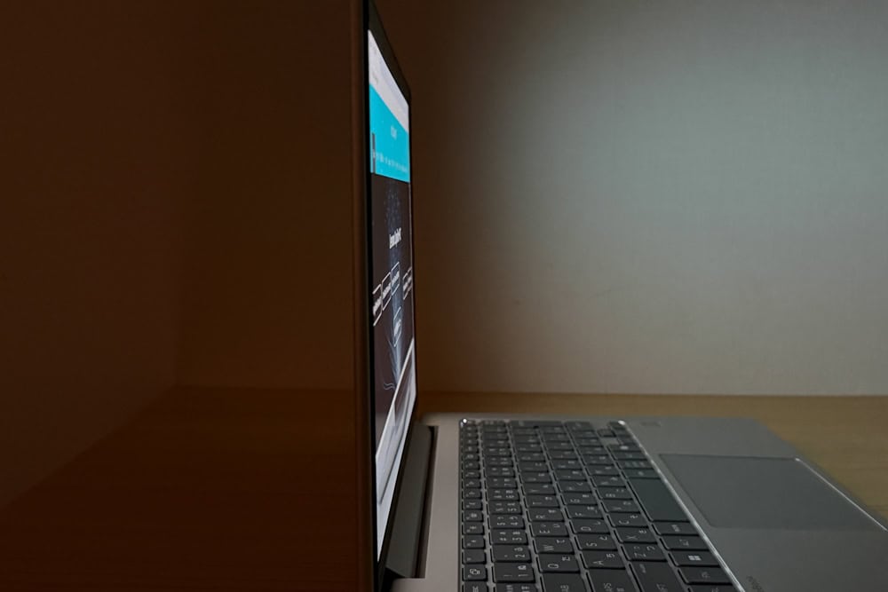 HP EliteBook 6 G1a 14　ディスプレイ　視野角のチェック　真横から