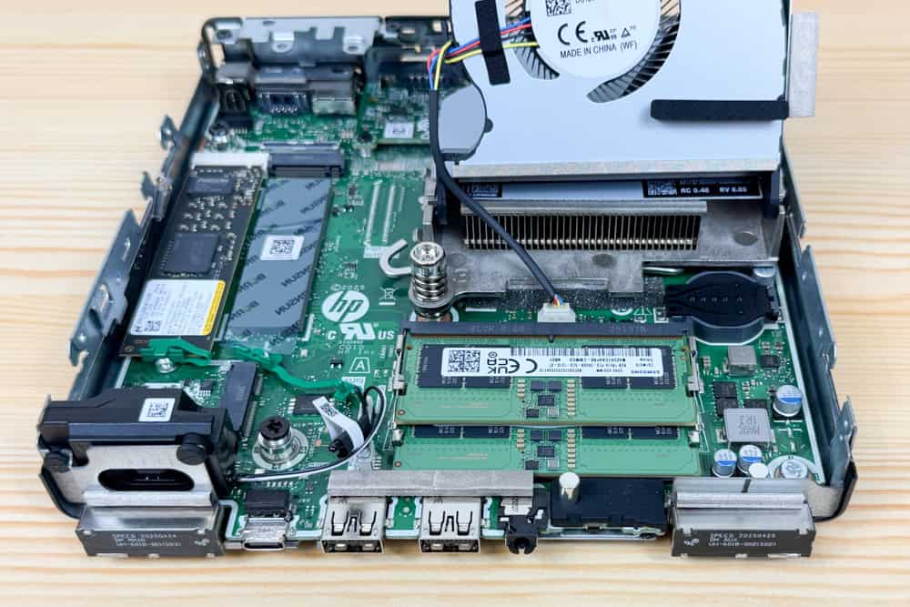 HP ProDesk 4 Mini G1i Desktop AI PC 筐体内部 ファンを外してメモリスロットにアクセス
