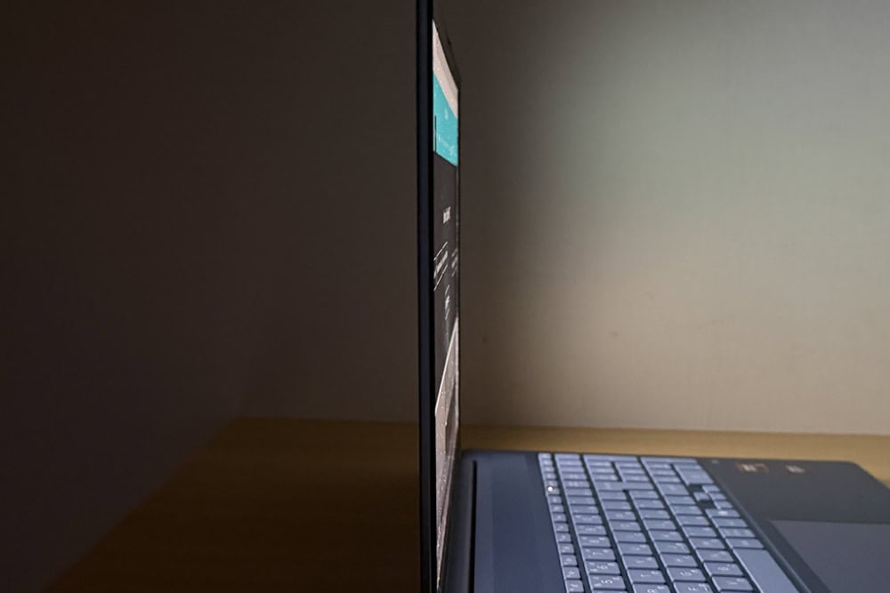 HP OmniBook 5 16-ag ディスプレイの視野角チェック　真横から