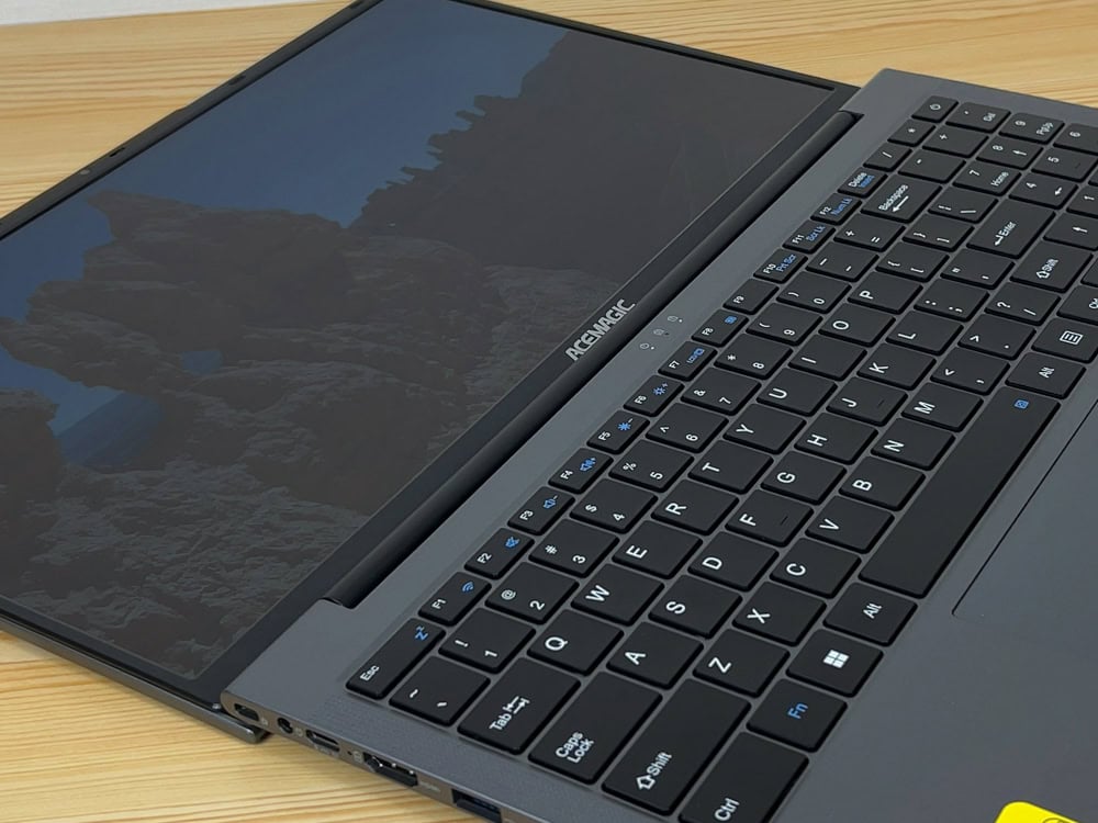 ACEMAGIC LX15PRO Core i5-12600Hモデルのディスプレイを180度開いて撮影した画像