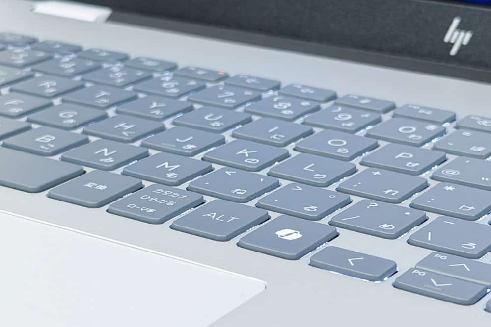 Omnibook 7 16-ayのキーを撮影。平らで一般的なキー