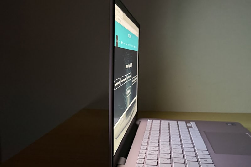 HP OmniBook 7 14-fs/fr のディスプレイを横から撮影した写真。視野角の見え方を確認できる