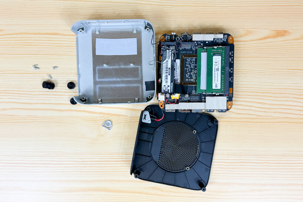 ACEMAGIC Kron Mini K1の筐体内部。すべてのパーツを外した状態