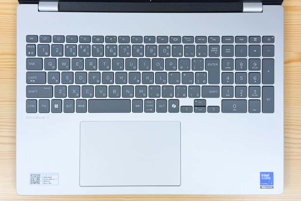 Omnibook 7 16-ayのキーボードを上から撮影。主要キーが同じ大きさで打ちやすいが、テンキーがすごく大きい