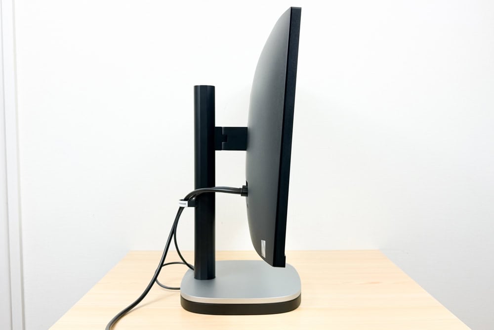 HP ProStudio 4 All-in-One G1i 23.8 inch Desktop AI PCのチルト調整。前面5度まで傾けた状態